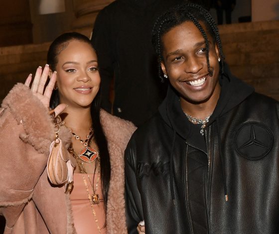 Глаз не оторвать: беременная Рианна вышла в свет в кожаном мини-платье и дубленке