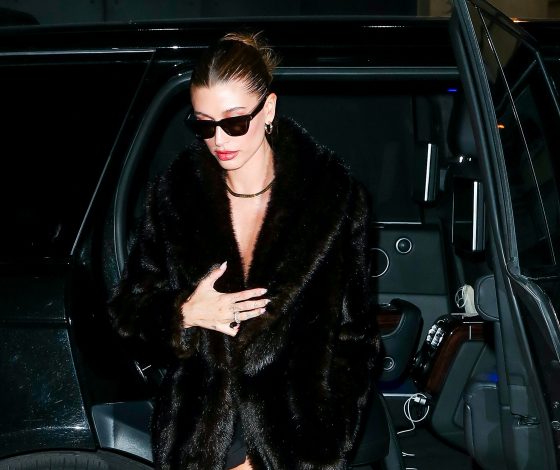 В шубе на голое тело: Хейли Бибер выбрала экстравертный образ