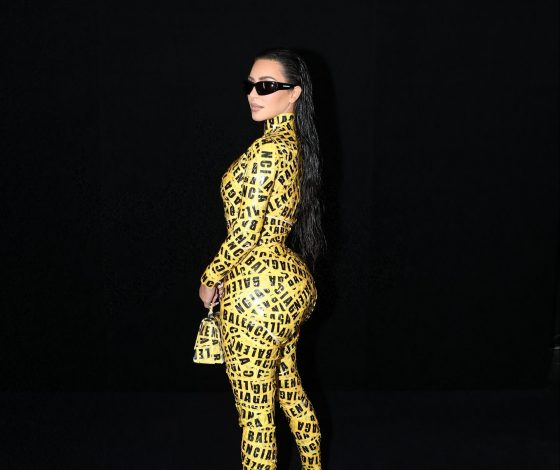 Все внимание на неё: Ким Кардашьян появилась на показе Balenciaga в костюме из изоленты