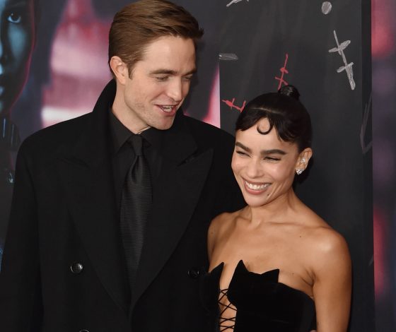 В образе женщины-кошки: Зои Кравиц появилась на премьере «Бэтмена» в платье с необычным элементом