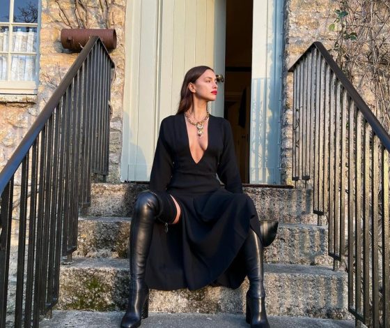 Ирина Шейк составила соблазнительный образ: глубокое декольте + высокие ботфорты