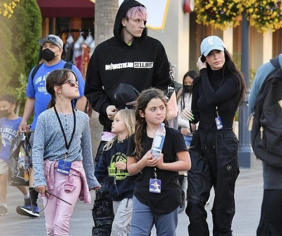 Сменили страсть на быт: Меган Фокс и Machine Gun Kelly проводят время с детьми