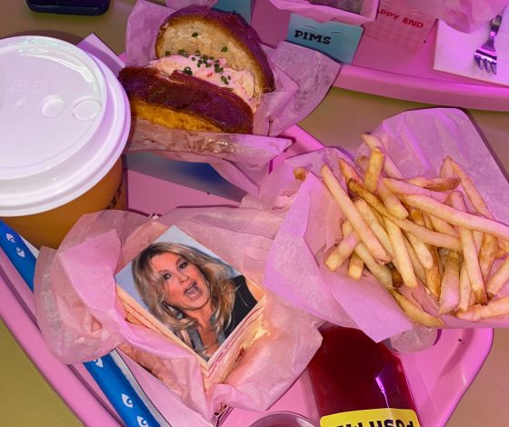 Планы на выходные 26-27 марта: десерт с мамой Стифлера в Happy End, «Спойлер рум» в «Ровеснике» и выставка в галерее Hide