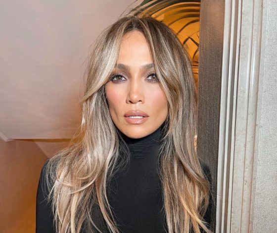 Дженнифер Лопес в белоснежном костюме после премьеры ее нового документального фильма