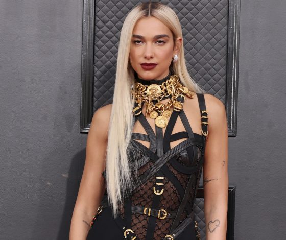 Самые запоминающиеся образы «Грэмми – 2022»: от Хейли Бибер в Saint Laurent до Дуа Липы в Versace