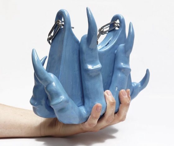 Керамические аксессуары, как из хоррора, которые обожает Джулия Фокс. Что нужно знать об их создательнице?