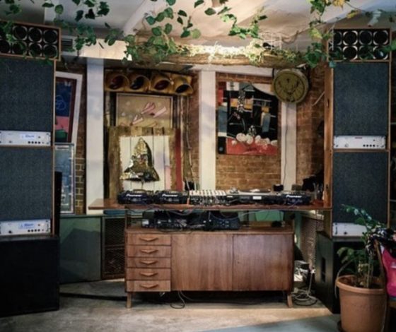 Планы на выходные 9-10 апреля: арт-маркет в WIP, иммерсивное гастро-шоу и акустический концерт «Маяка»