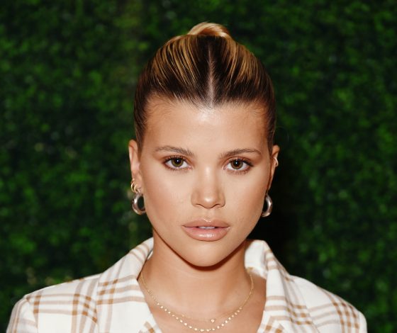 Маникюр в стиле супермоделей 90-х: София Ричи поделилась фотографиями со своей помолвки