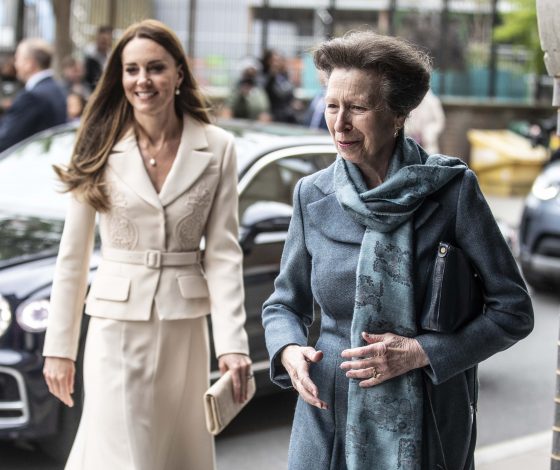 Королевы людских сердец: Кейт Миддлтон и дочь Елизаветы II были замечены на прогулке в городе