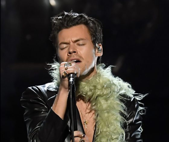 Чей маникюр круче? Гарри Стайлз vs Machine Gun Kelly