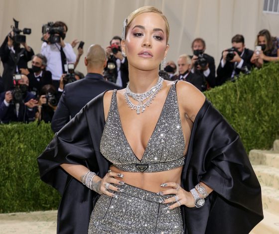 Рита Ора впервые показала обручальное кольцо, и оно выглядит бесподобно