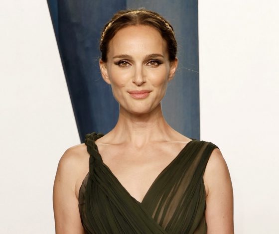 На фоне слухов о разводе: расстроенная Натали Портман гуляет без макияжа