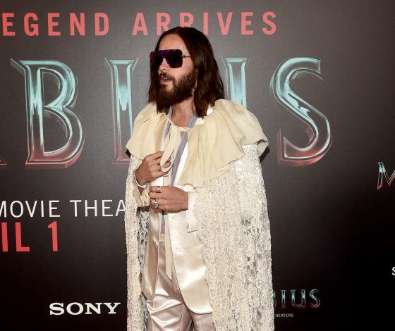 В атласном костюме и кружевной мантии: Джаред Лето на премьере «Морбиуса»