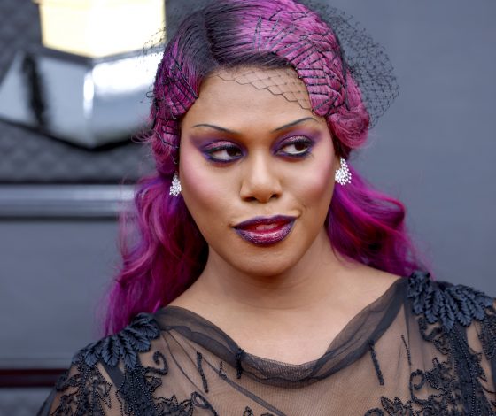 Глиттер на бровях и макияж Невесты Чаки: худшие бьюти-образы с церемонии «Грэмми – 2022»