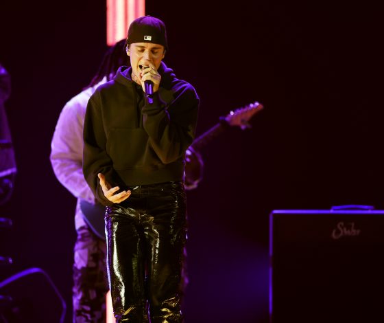 Первый выход Джастина Бибера после того, как он сообщил о своей болезни