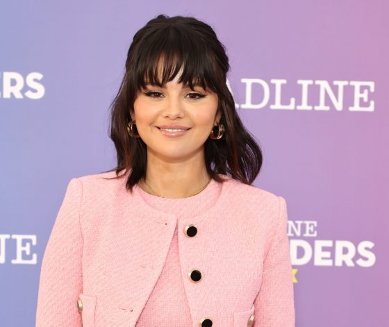 В твидовом костюме и с новой прической: редкий выход Селены Гомес