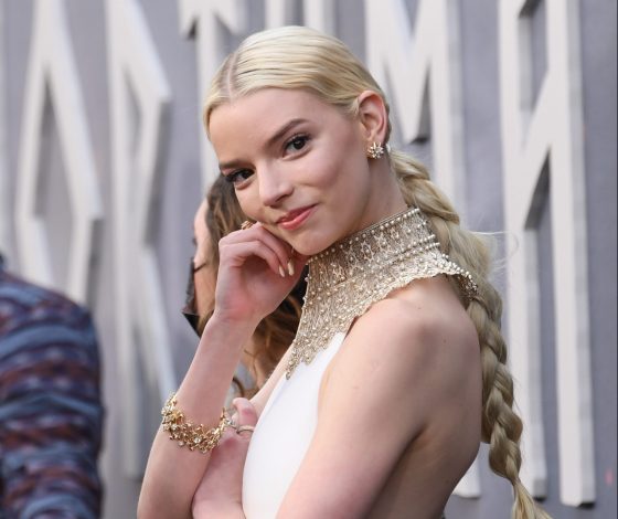 Ход королевы: Аня Тейлор-Джой в белоснежном платье с воротником из золота