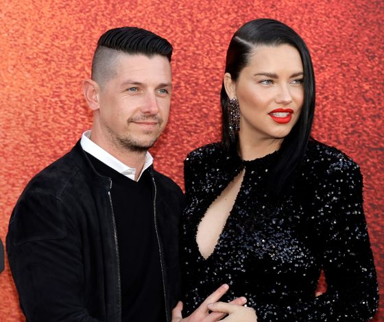 Беременная Адриана Лима на красной дорожке в элегантном платье и компании своего парня