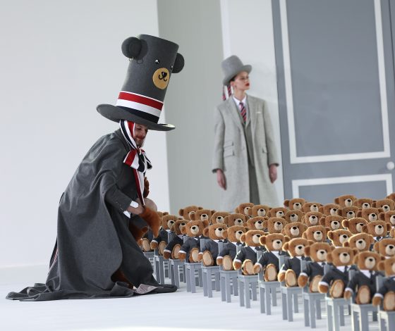 Плюшевые гости и самые неординарные образы: как прошел показ Thom Browne