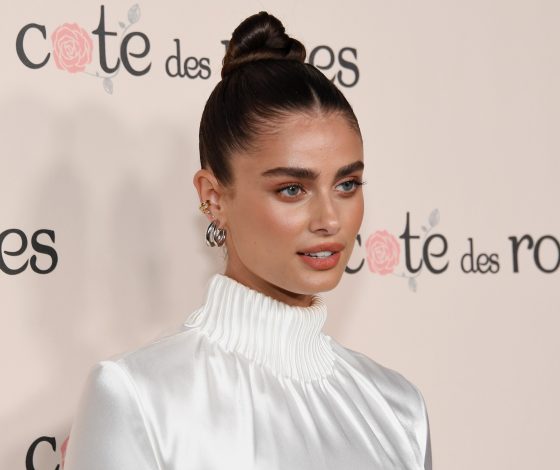 Идеальное атласное платье Тейлор Хилл, которое можно надеть на выпускной