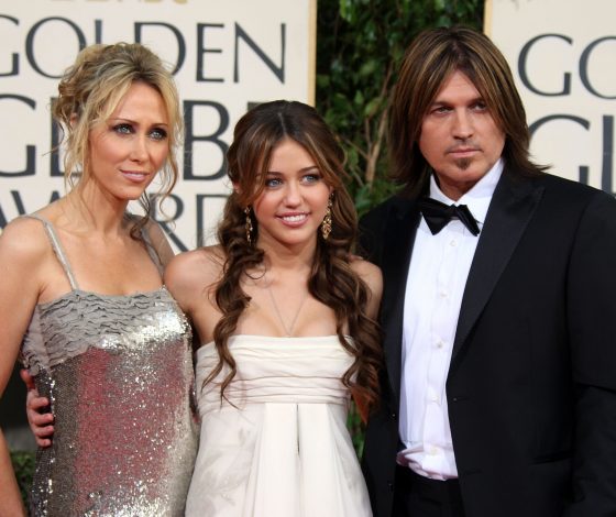 После развода родителей: Майли Сайрус не разговаривает с отцом