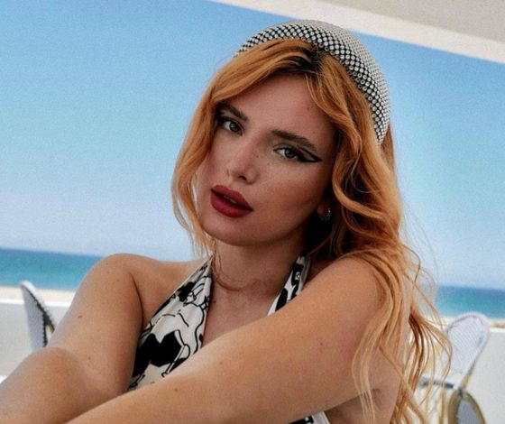 Беллу Торн засняли с возлюбленным на прогулке