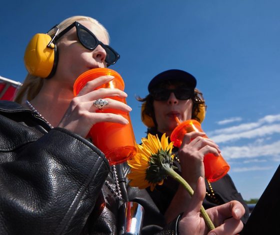 Не скрывают своих чувств: Аня Тейлор-Джой и Малкольм МакРей целуются во время романтической прогулки