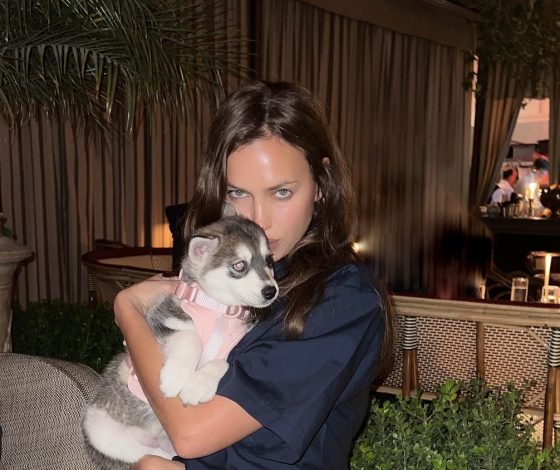 В футболке и кожаных ботфортах: Ирина Шейк знает, как выглядеть эффектно в самых простых вещах