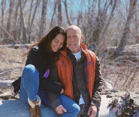 Брюс Уиллис проводит время с женой после завершения карьеры из-за болезни