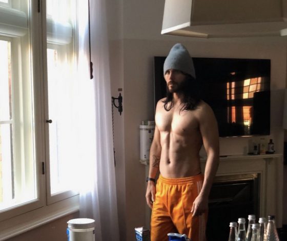 Это фото сделает ваш день: 50-летний Джаред Лето позирует с обнаженным торсом