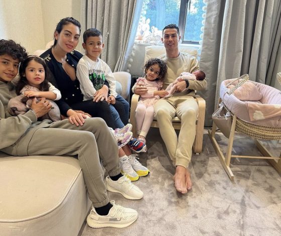 Криштиану Роналду поделился первой фотографией новорожденной дочери