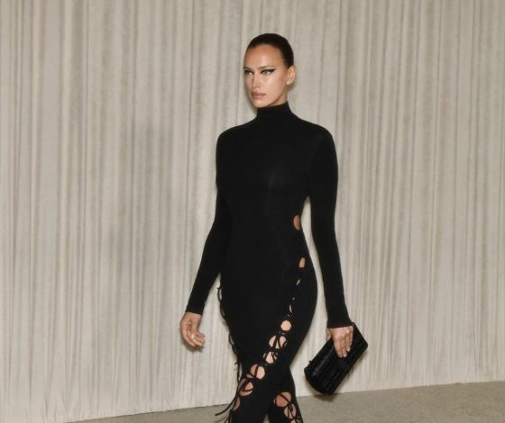 Никто не носит черный лучше, чем Ирина Шейк. Дерзкий выход модели в платье с разрезами