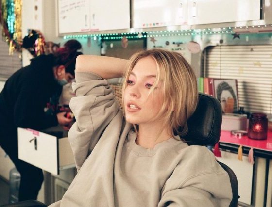 Сидни Суини повторила маникюр своей героини Кэсси из «Эйфории»