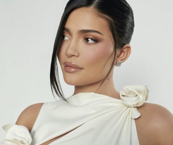 Ни к селу, ни к городу: Кайли Дженнер появилась в не самом удачном образе