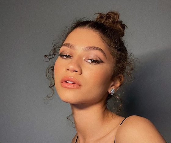 Очень смелое декольте и бархат: Зендея повторила культовый выход принцессы Дианы