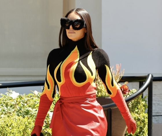 И вспыхнет пламя: Ким Кардашьян в огненном комбинезоне и меховых очках