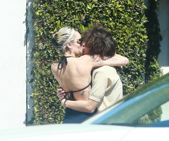 Майли Сайрус собирается замуж? Редкие фото певицы и ее молодого бойфренда-рокера