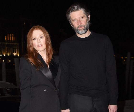 Спустя годы: Джулианна Мур целуется с мужем на новых фото папарацци