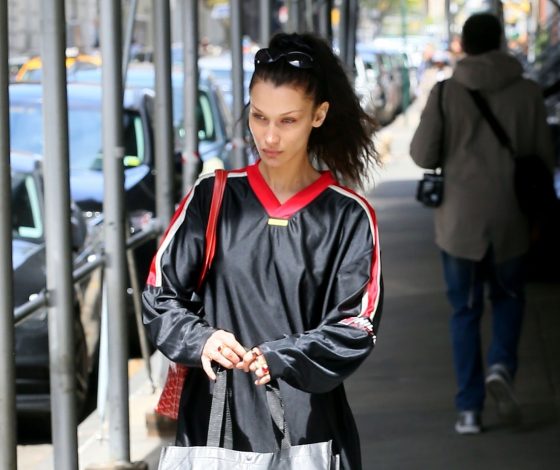 Один гардероб на двоих: Белла Хадид на шопинге в одежде своего парня