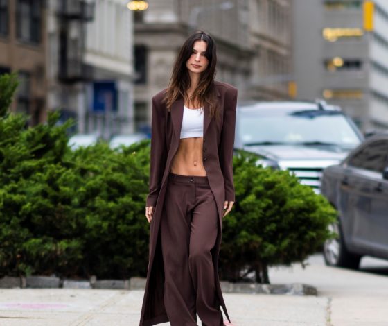 Эмили Ратаковски показывает идеальный костюм на эту весну