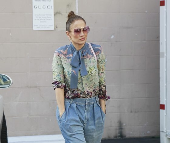 Весенняя блузка и широкие джинсы. Этот образ Дженнифер Лопес сможет повторить каждая