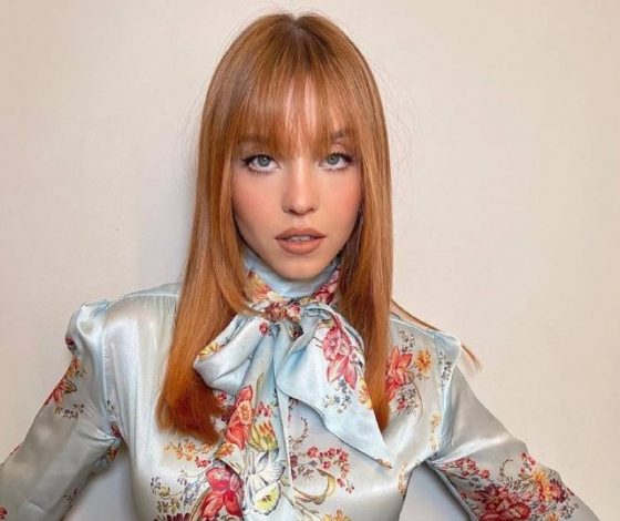 Это бесподобно: Сидни Суини снялась в бикини