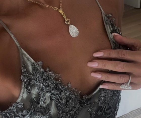 В сияющем серебре: рассматриваем платье Виктории Бекхэм на свадьбе сына