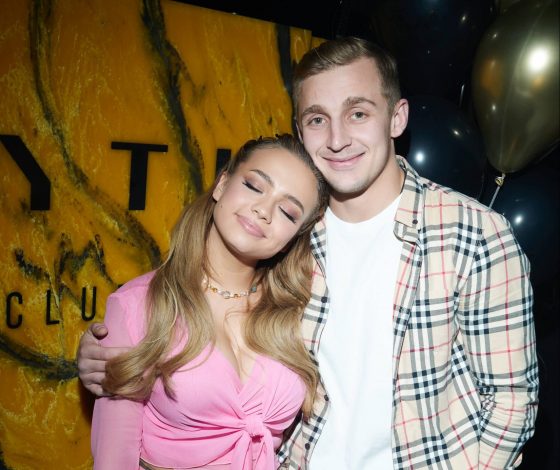 Пользователи Сети обсуждают воссоединение Вали Карнавал и Саши Стоуна