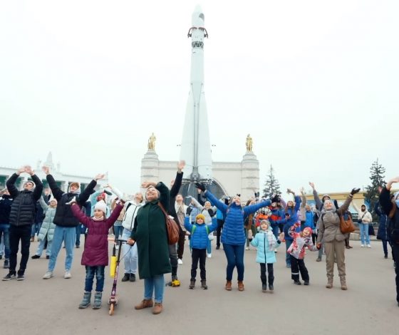 «Мы – часть огромной вселенной»: в Москве прошел флешмоб в честь Дня космонавтики