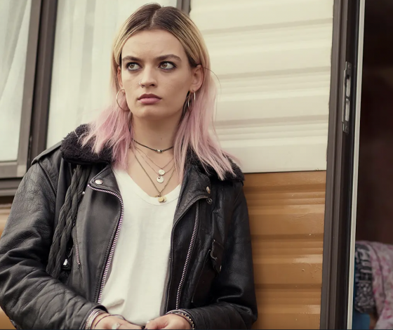 Эмма Маки уходит из сериала «Половое воспитание» после четвертого сезона