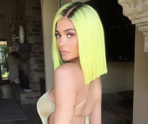 Вспомнить все: как Кайли Дженнер выглядела с цветными волосами