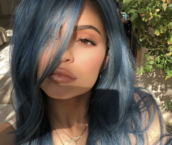 Кайли Дженнер показывает, как сочетать пиджак с мужского плеча с элегантными мини