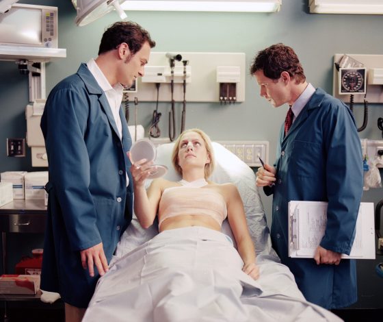 Увеличение ягодиц и подтяжка лица: 5 пластических операций, которые лучше не делать