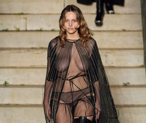 Пользователи Сети устроили дебаты из-за груди модели на показе Gucci